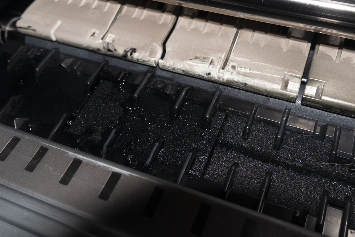 Pro-1 Ink absorber spilling on rollers | PrinterKnowledge Laser, Inkjet Help